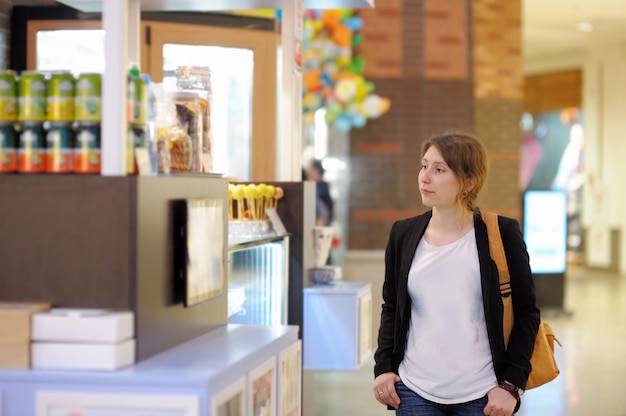 Jonge vrouw in winkelcentrum / centrum