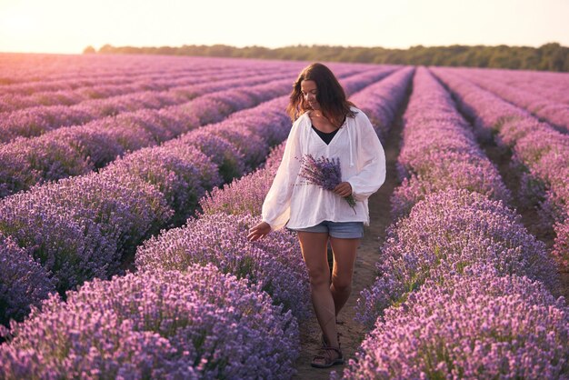 Jonge vrouw in wit overhemd in prachtig lavendelveld