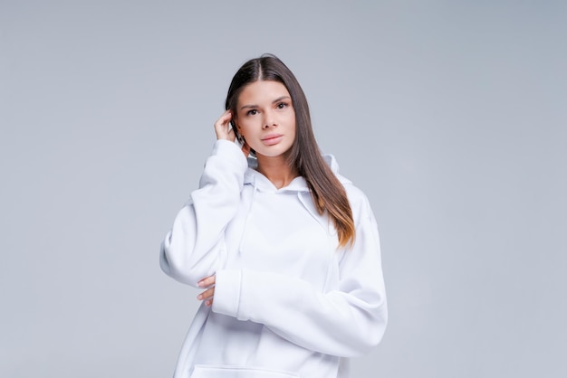 Jonge vrouw in wit sweatshirt mockup voor logo of branding ontwerp poseren