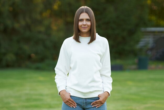 Jonge vrouw in witte blouse. Hoge kwaliteit foto