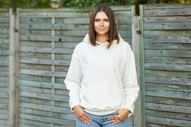 Jonge vrouw in witte hoodie. Hoge kwaliteit foto