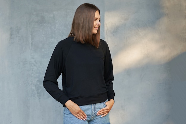 Jonge vrouw in zwarte blouse. Hoge kwaliteit foto