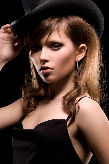 Jonge vrouw in zwarte kleding en hoge zijden