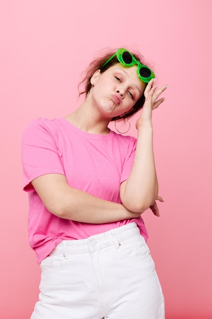 Jonge vrouw Jeugd kleding groene zonnebril poseren moderne stijl Studio Model