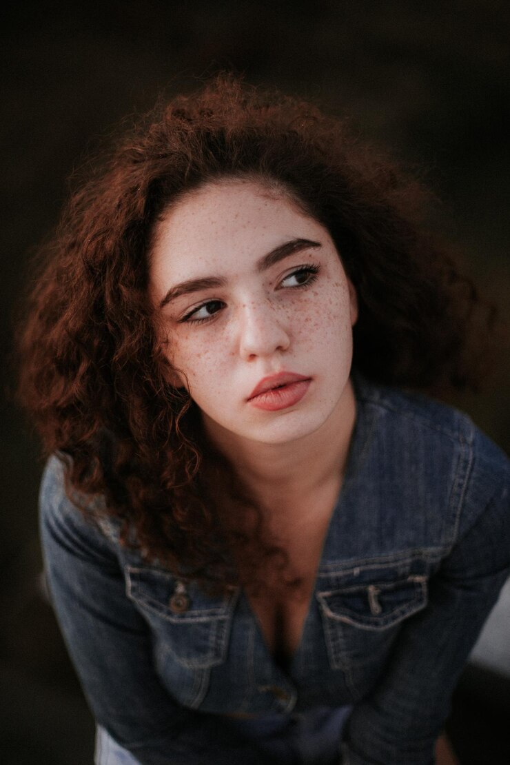 Foto jonge vrouw kijkt naar buiten.
