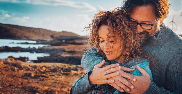 Foto jonge vrouw kijkt naar het strand.