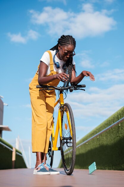 Jonge vrouw kijkt naar hoe de mobiele telefoon uit haar handen op de vloer valt Concept breekt de mobiele spanning schrik