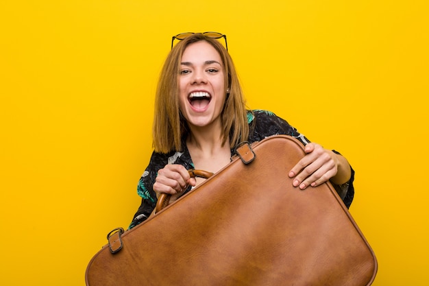 Jonge vrouw klaar om naar vakantie over geel te gaan