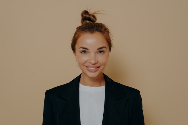 Jonge vrouw klaar voor zakelijke bijeenkomst op beige background