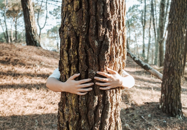 Jonge vrouw knuffel Zorg voor en eenheid met de natuur Ecologie en het redden van het planeetconceptnatuur en eco-levensstijl veranderen de wereld world39s day en bescherming voor het leven en de planeet