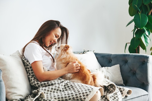 Jonge vrouw knuffelen haar Pommeren spitz