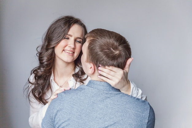 Jonge vrouw knuffelen vriendje, sexy paar verliefd met leuke tijd samen