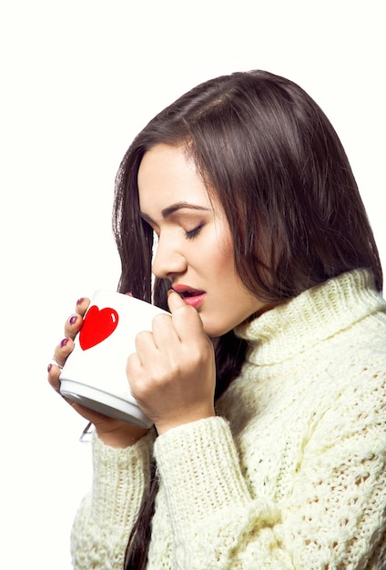 Jonge vrouw koffie drinken