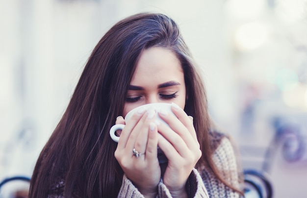 Jonge vrouw koffie drinken