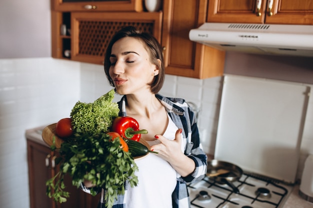 Jonge vrouw koken