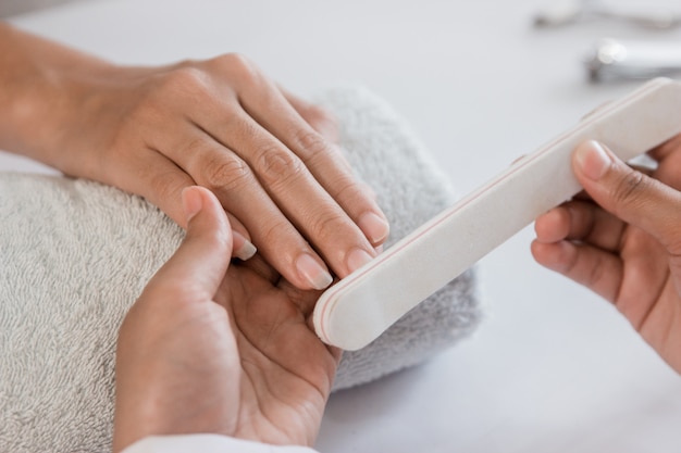 Jonge vrouw krijgt manicure