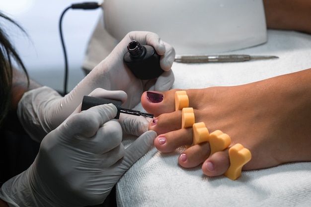 Jonge vrouw krijgt professionele pedicure in de schoonheidssalon