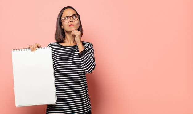 Jonge vrouw kunstenaar denken