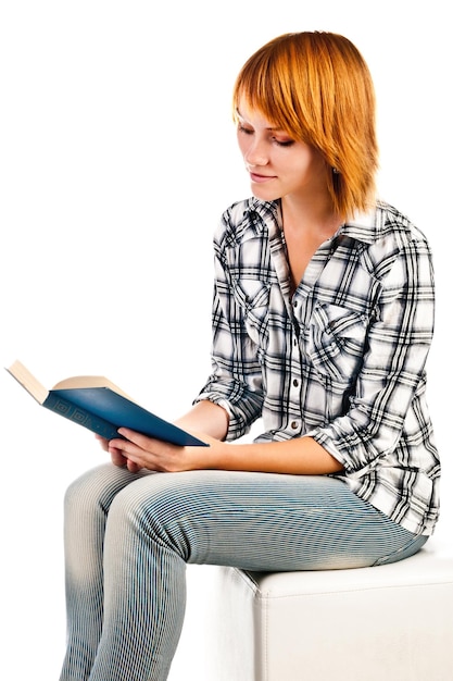 Jonge vrouw leesboek geïsoleerd op een witte achtergrond