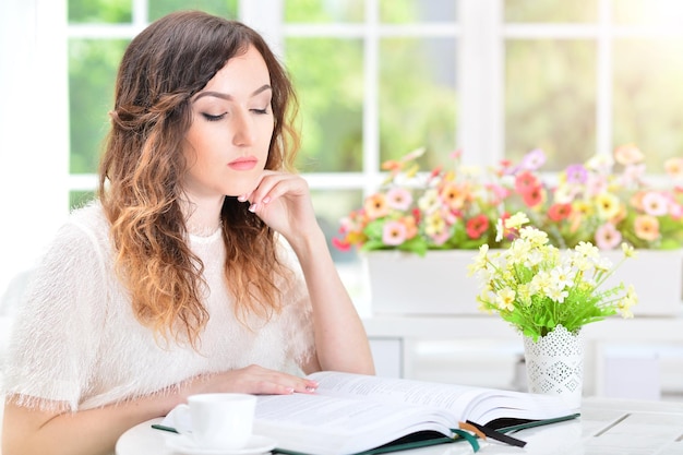 Jonge vrouw leesboek