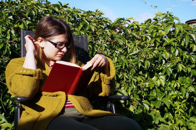 Jonge vrouw leest een boek boek in de handen van vrouwen