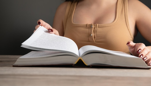 Foto jonge vrouw leest een boek