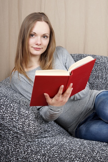 Jonge vrouw leest een boek