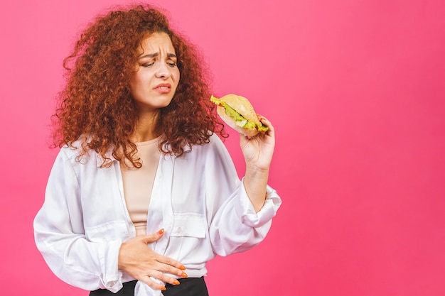 Jonge vrouw lijdt aan pijn in de maag