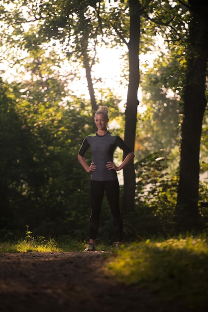 Jonge vrouw loopt in bebost bosgebied - opleiding en oefenen voor Trail Run Marathon uithoudingsvermogen - Fitness gezonde levensstijl Concept