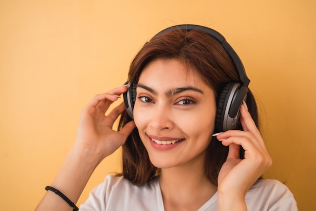 Jonge vrouw luisteren muziek met koptelefoon.