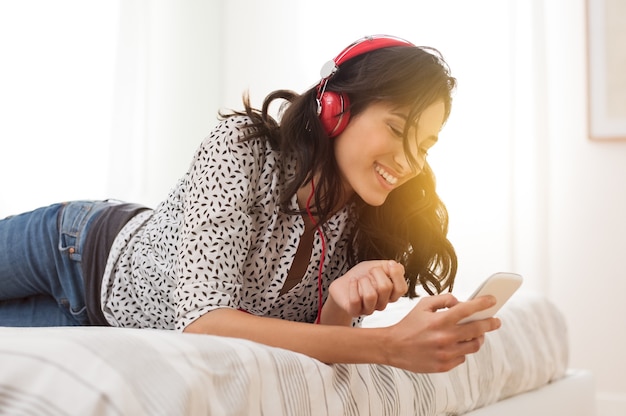 Jonge vrouw luisteren naar muziek met een koptelefoon