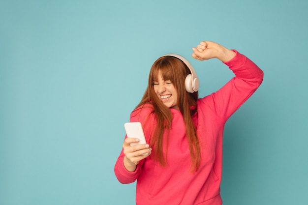 Jonge vrouw luisteren naar muziek met smartphone