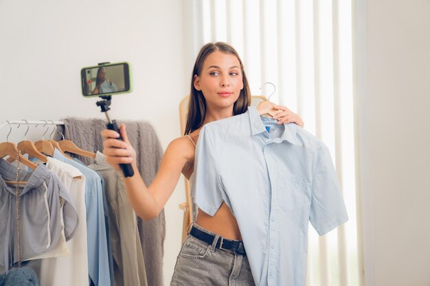 Foto jonge vrouw maakt mode-video-inhoud voor sociale media onthulling