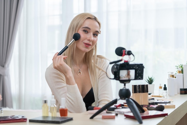 Jonge vrouw maakt schoonheid en cosmetische tutorial video inhoud Blithe