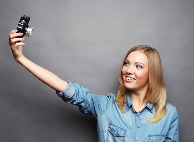 Jonge vrouw maakt selfie foto.