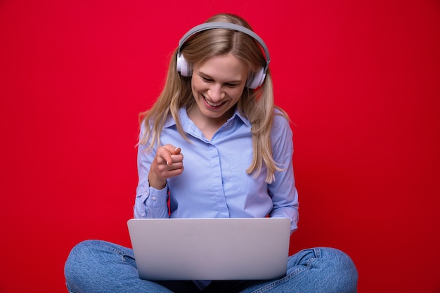 Jonge vrouw maakt videogesprek vanaf laptop