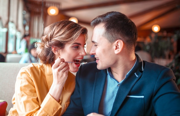 Jonge vrouw man voeden met een lepel