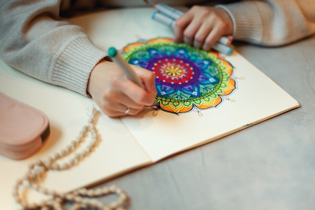 Jonge vrouw mandala met markeringen kleuren