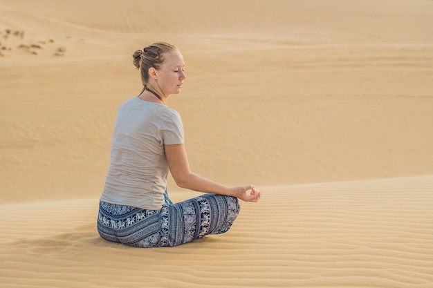 Jonge vrouw mediteren in de woestijn, Vietnam