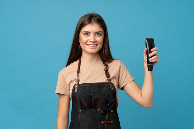 Jonge vrouw meer dan geïsoleerd met kapper of kapper jurk en haar snijmachine te houden