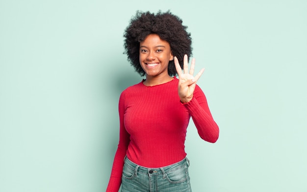 Jonge vrouw met afrokapsel