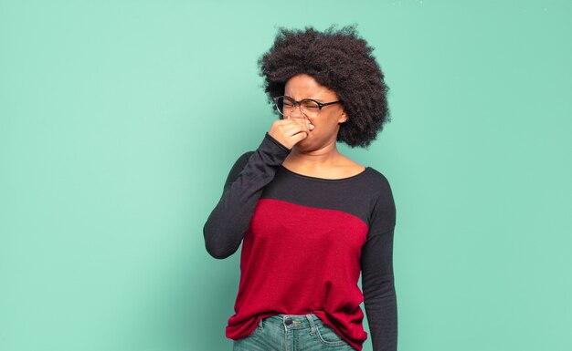 Jonge vrouw met afrokapsel