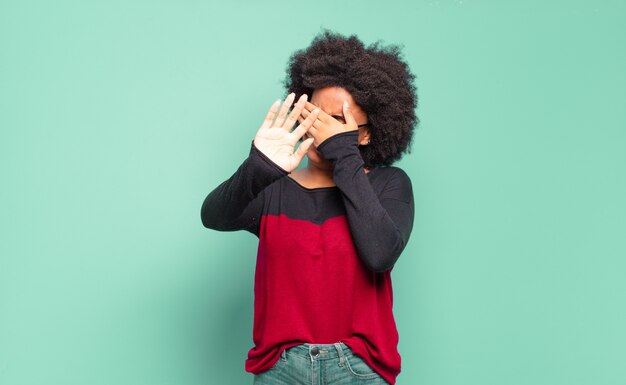 Jonge vrouw met afrokapsel