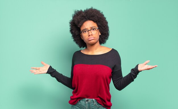 Jonge vrouw met afrokapsel