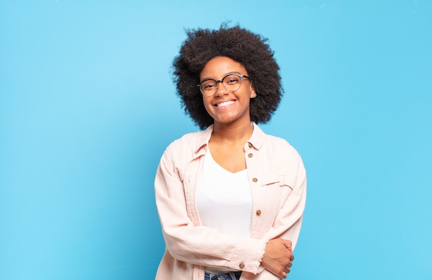 Jonge vrouw met afrokapsel