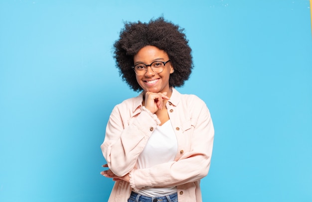 Jonge vrouw met afrokapsel