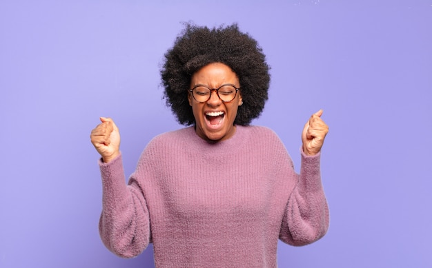 Jonge vrouw met afrokapsel