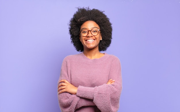 Jonge vrouw met afrokapsel