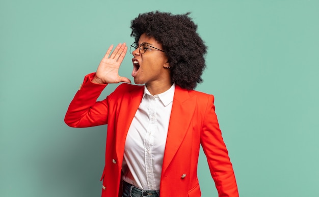 Jonge vrouw met afrokapsel