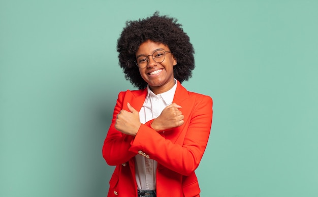 Jonge vrouw met afrokapsel